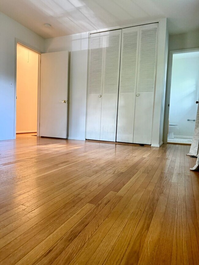 Building Photo - AVAILABLE NOW AUGUST 2025.  MONTHLY RENT I...
