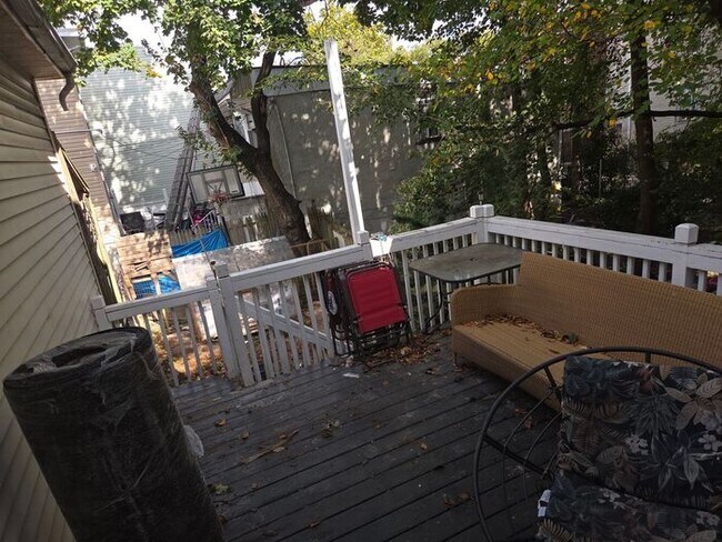 Building Photo - 5BR/1.5BA Row Home with Backyard and Laund...
