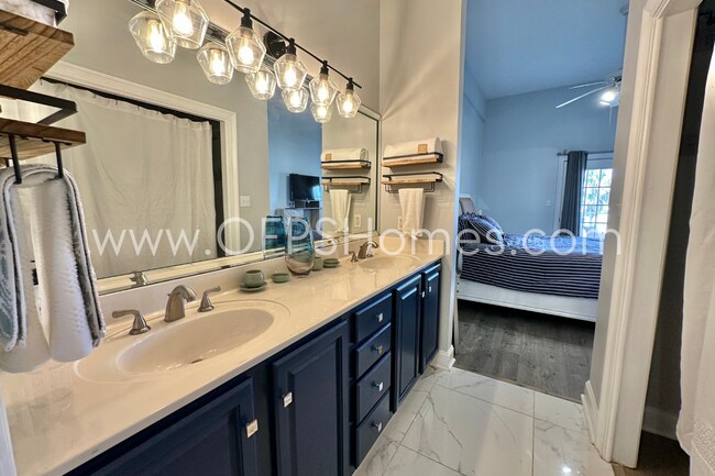 Building Photo - 3/3 DESTIN CONDO... Minutes from the beach!!