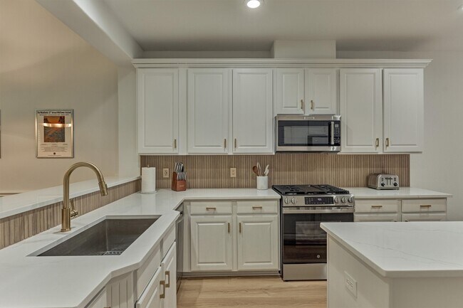 Building Photo - 27 Medley Ln