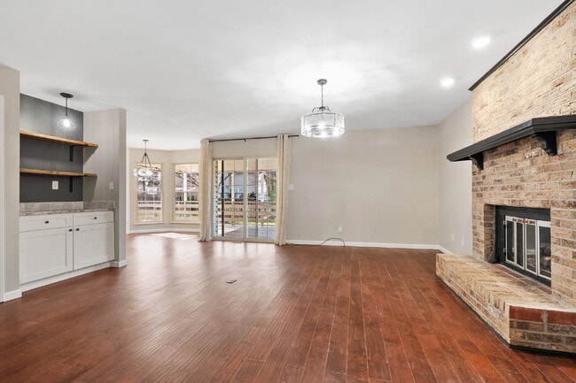 Building Photo - *RESERVED - Contact Us to Submit A Backup App!* Fully Renovated 4BR/2.5BA Gem in Sought-After Ben...