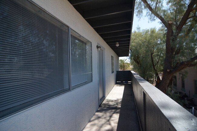 Building Photo - Remodeled 3 Bedroom 1 Bath Five-plex! Close to Downtown and the UofA!