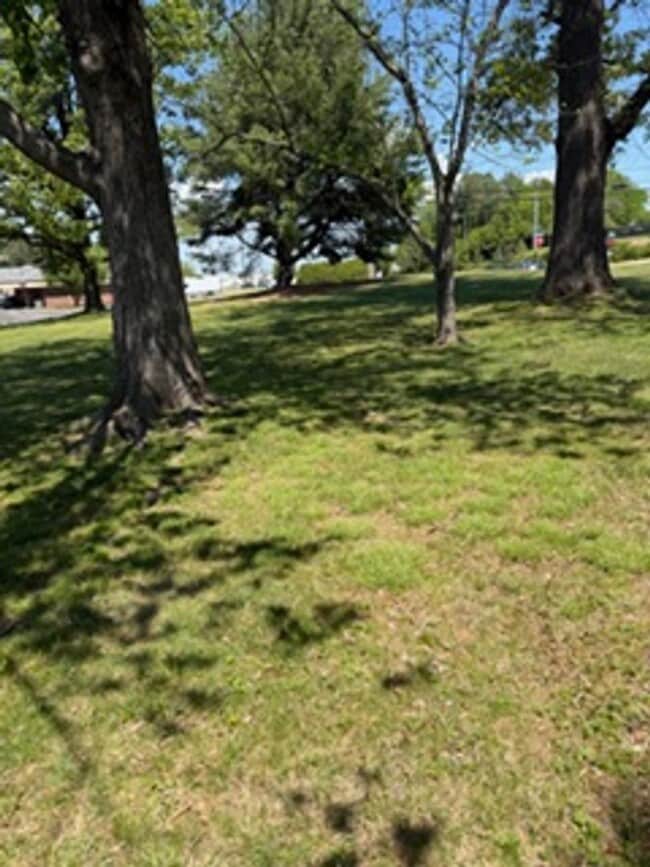 Building Photo - Maryville City  37801 - 3 bedroom, 2.5 bath home Walking distance to Foothills Mall - Contact Deb...