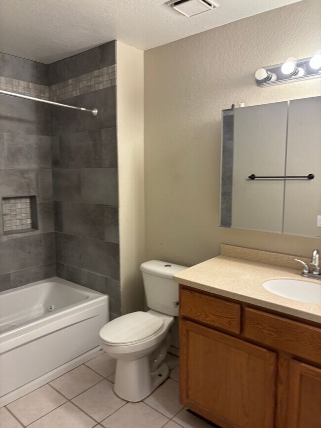 Building Photo - 5475 Valle Alegre