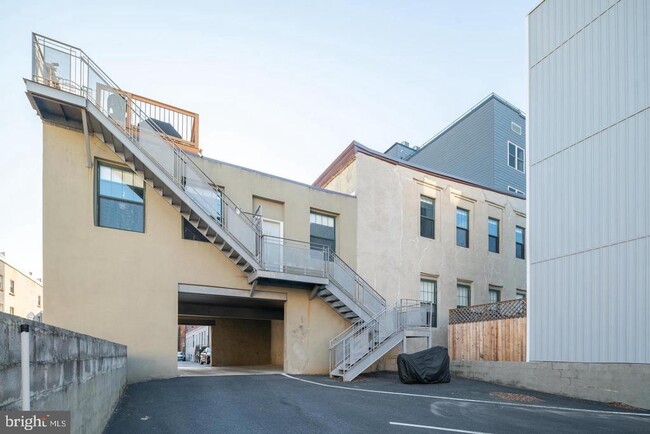Building Photo - 1125 E Columbia Ave