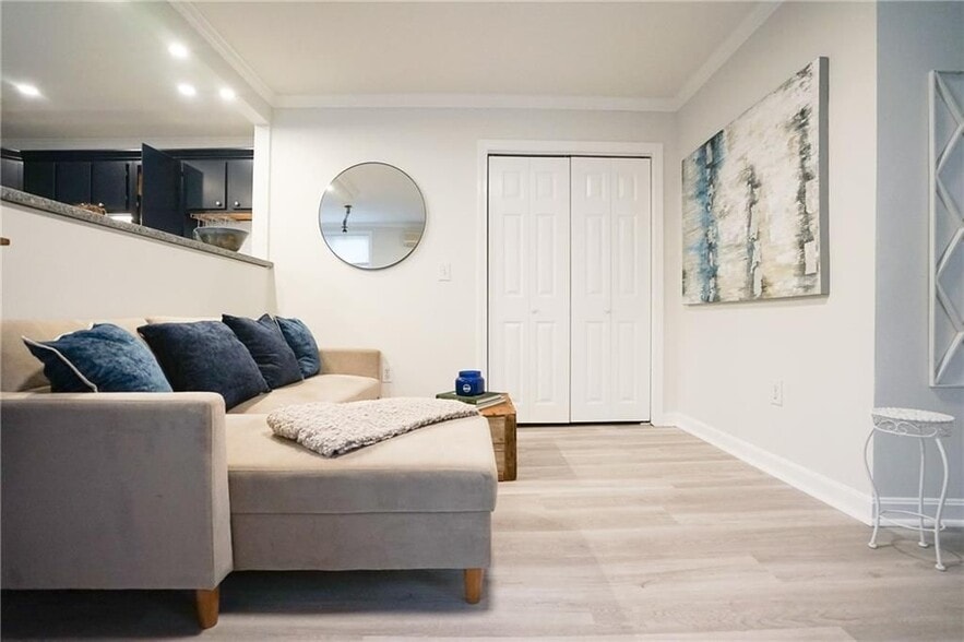 Building Photo - 603 Thames St