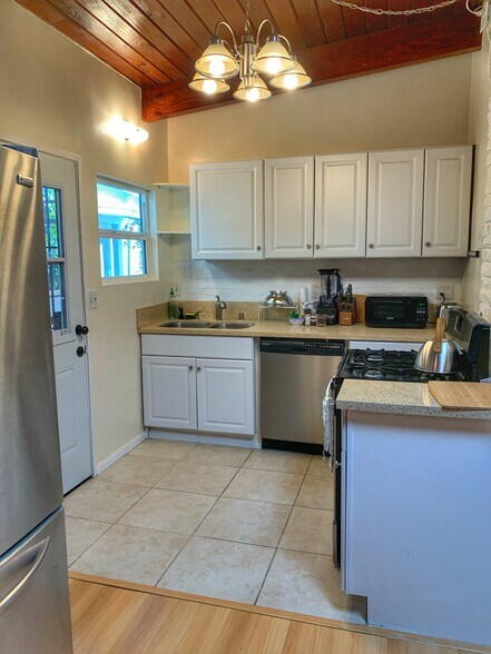 Building Photo - 1430 Manhattan Beach Blvd