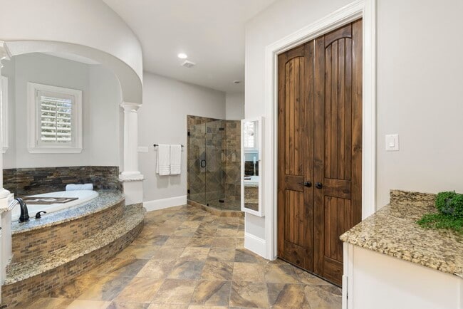 Building Photo - 26214 Kingsgate Ln