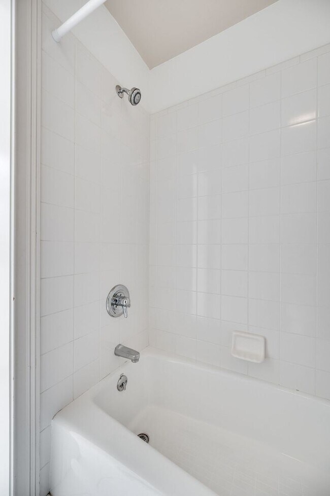 Building Photo - Fantastic renovated 5BE/4BA family home on beautiful oversized private Lot in the heart of Belle ...