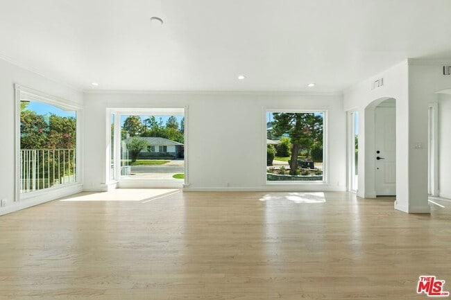 Building Photo - 4640 Laurelgrove Ave