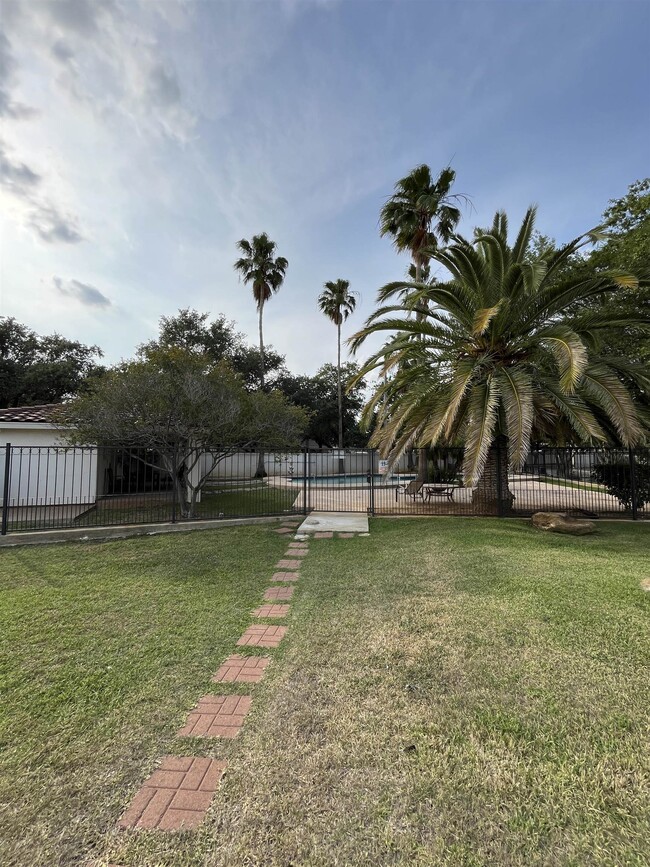 Building Photo - 1800 Country Club Dr
