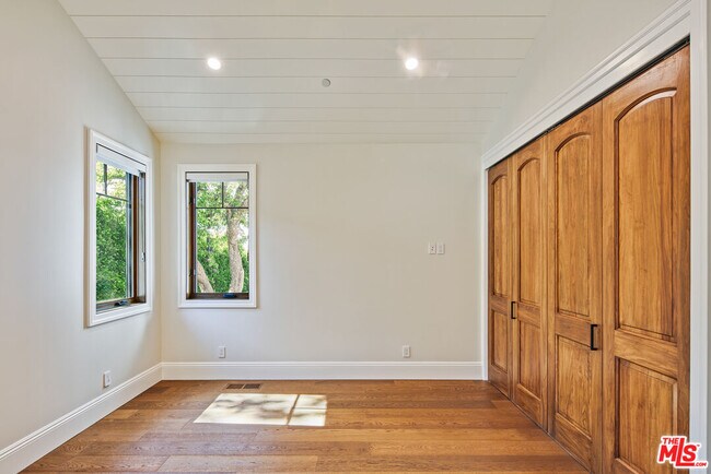 Building Photo - 5561 Horizon Dr