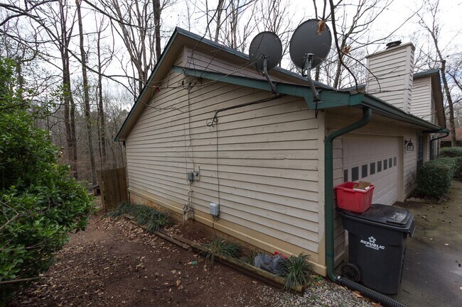 Building Photo - COMING SOON - Spacious 3 Bedroom, 2 Bathro...