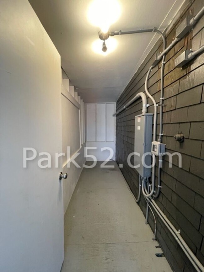 Building Photo - 2 Bedroom 1 Bathroom Duplex