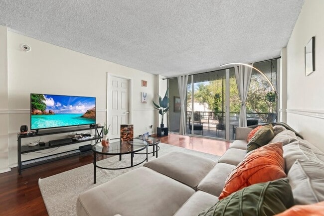 Building Photo - 113 Royal Pk Dr