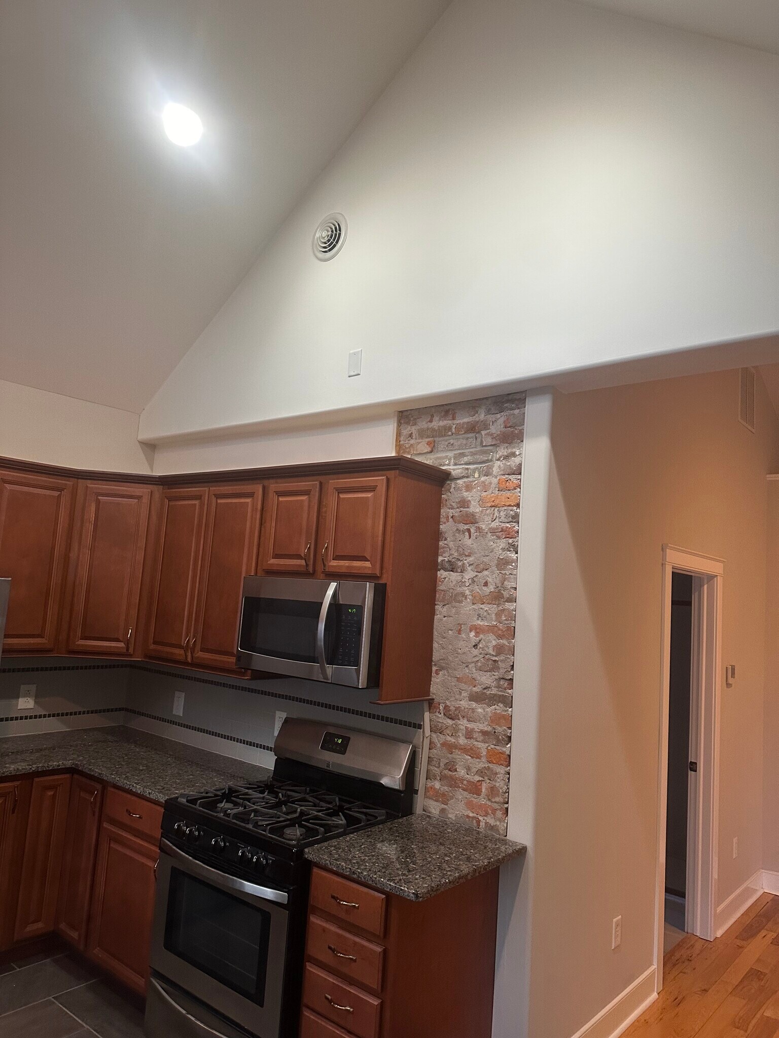 Building Photo - 135 Maple Ave