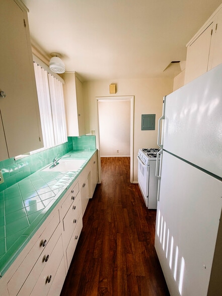 Building Photo - 226 N Marengo Ave