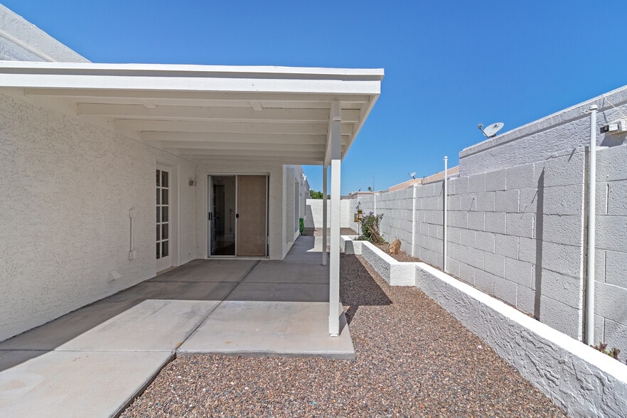 Building Photo - 820 E Michelle Dr