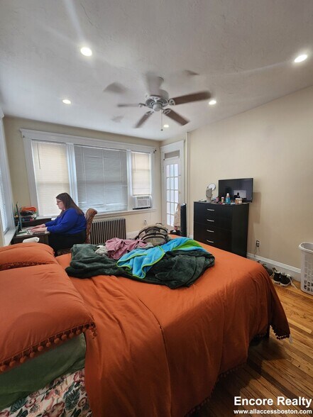 Building Photo - 208 Kelton St