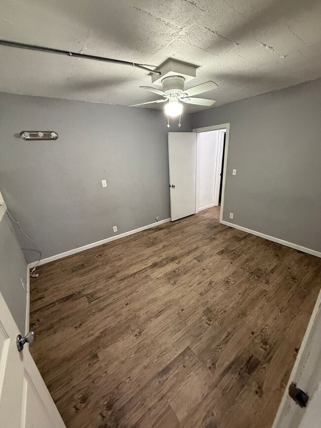 Building Photo - 1 bedroom efficiency available 2/1!!