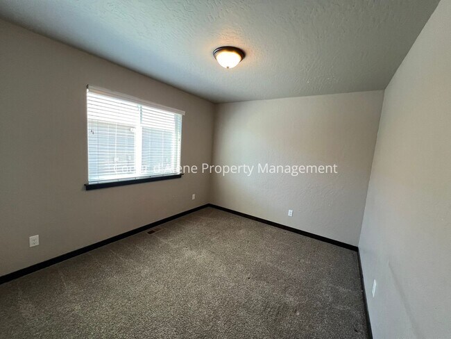 Building Photo - 3 bed house behind Crown Pointe Park!