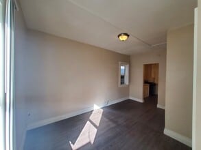 Building Photo - 701