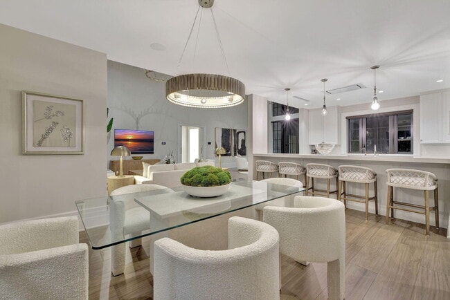 Building Photo - 400 Mola Ave