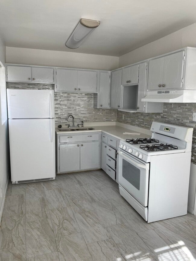 Building Photo - 613 Olson St