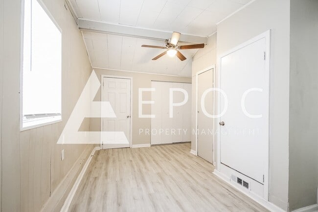 Building Photo - 817 N Gary Ave