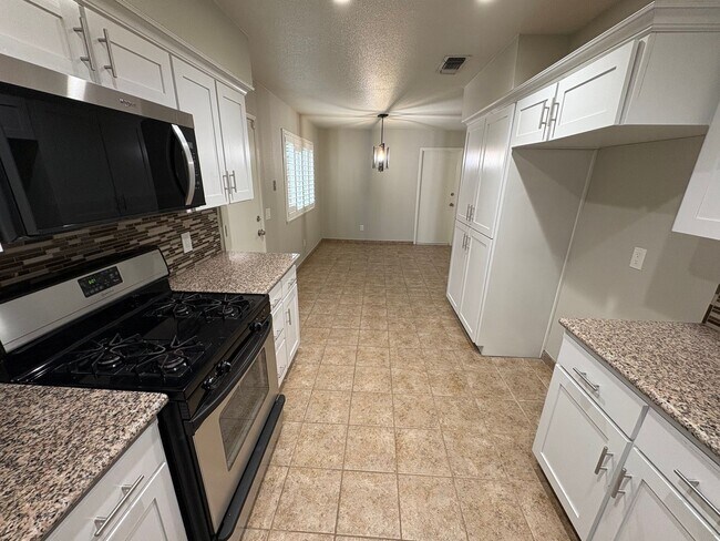 Building Photo - SW Visalia Home with Pool Available Now!