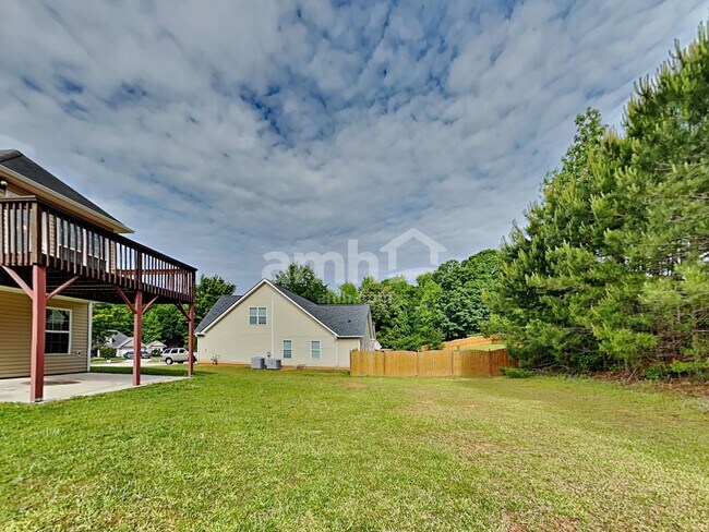 Building Photo - 150 Blue Smoke Trl