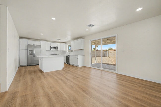 Building Photo - 3430 E Poinsettia Dr