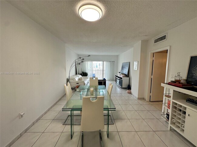 Building Photo - 300 Bayview Dr