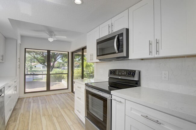 Building Photo - 6740 Lago Vista Terrace