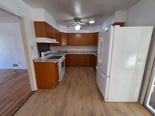 Building Photo - Spacious 3/4 bedroom, 2 bath home beautifu...
