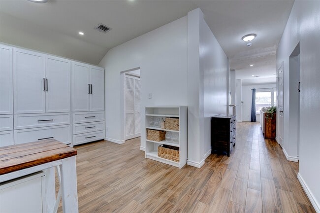 Building Photo - 1423 Sand Lake Ln