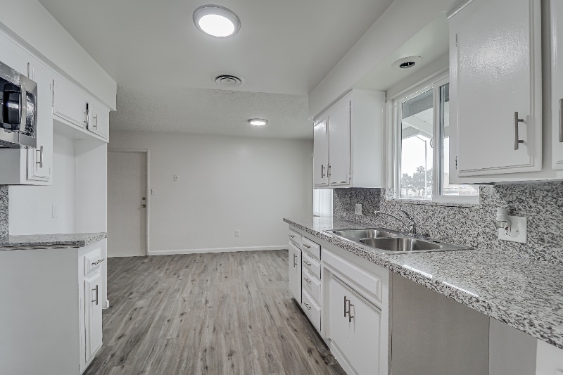 Building Photo - 1001 Mira Loma Dr