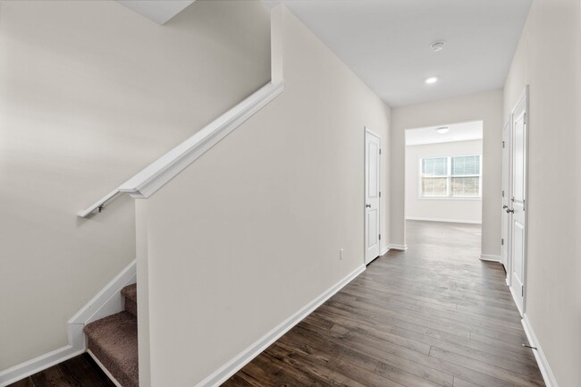 Building Photo - 3 BR, 2.5 BA Townhome, 6-12 month lease av...