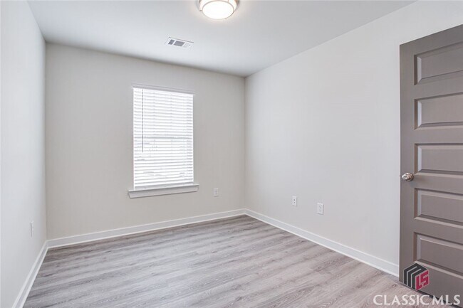 Building Photo - 715 W Vincent Dr