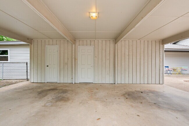 Building Photo - 2 Bed, 2 Bath Duplex