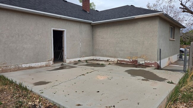 Building Photo - 208 S 400 W