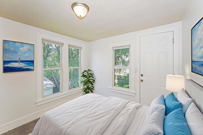 Building Photo - 1115 1/2 4th Street NE