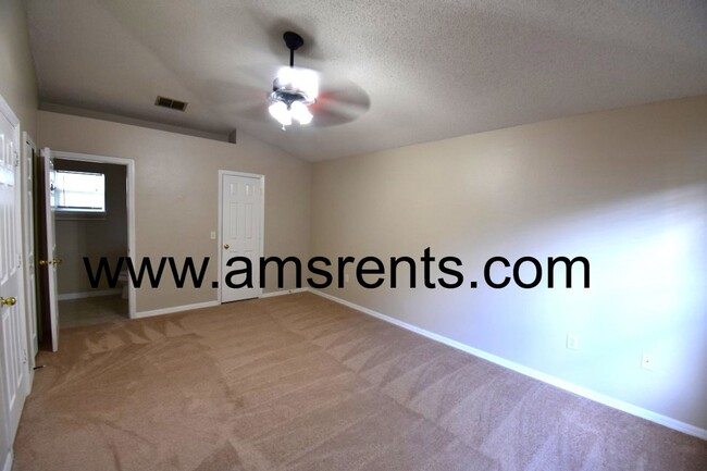 Building Photo - Spacious 3 bedroom 2 bath with huge backyard.