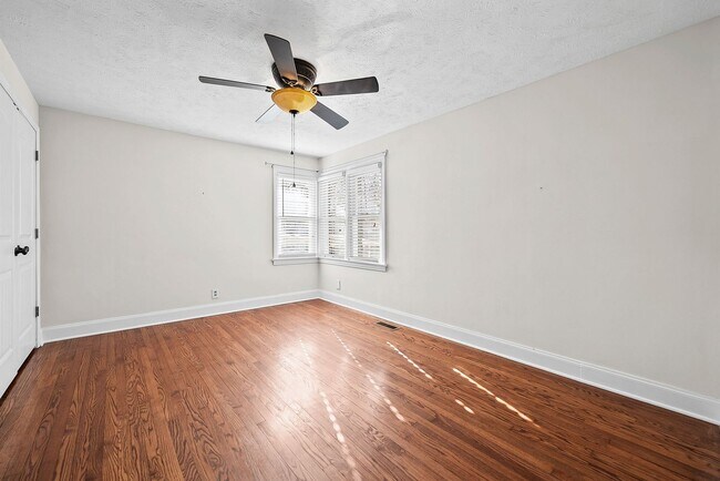 Building Photo - Renovated 3 Bedroom Pet Friendly Home For Rent!