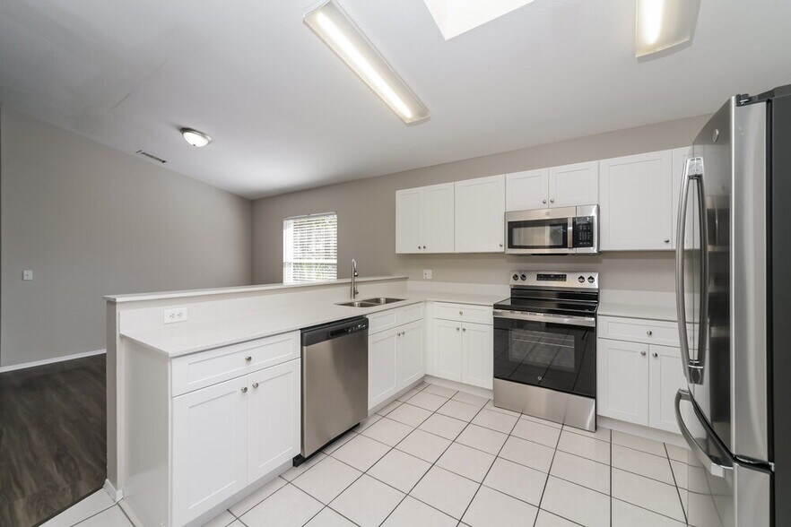 Building Photo - 224 Kingshill Ct SE