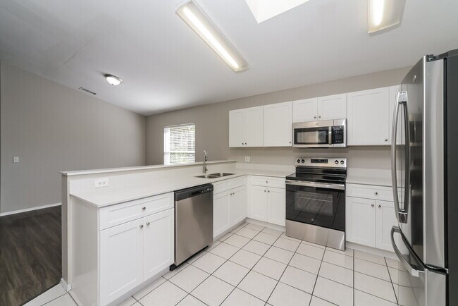 Building Photo - 224 Kingshill Ct SE