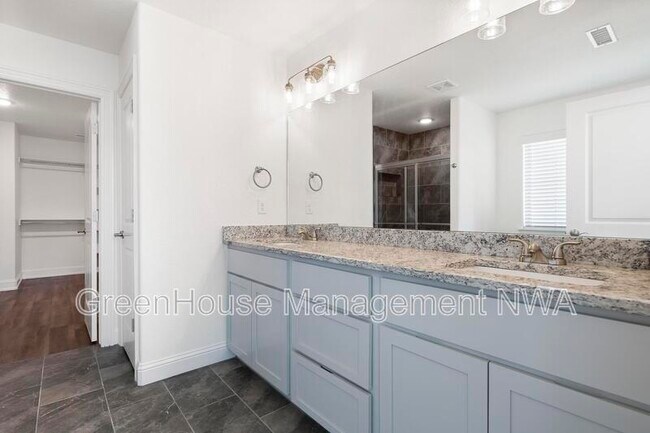 Building Photo - 710 W Jillian St