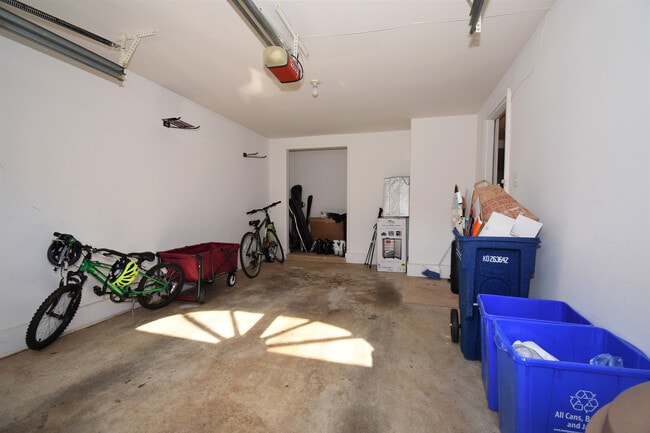 Building Photo - 3 Bedroom, 3.5 Bathroom Townhouse in North...