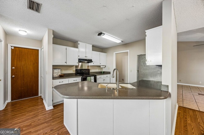 Building Photo - 132 N Woodvalley Dr