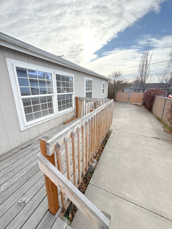 Building Photo - 3 Bedroom, 2 bath house